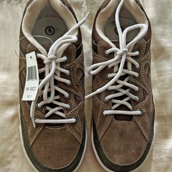 SNEAKERS, BROWN, EQUAL TO LADIES SIZE 8, LACES WITH GROMMETS, BY ALTRA, NEW NEVE - Picture 10 of 10